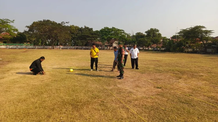 Babinsa dan Aparatur Kecamatan Binong, Siapkan Lapangan Upacara 17 Agustus