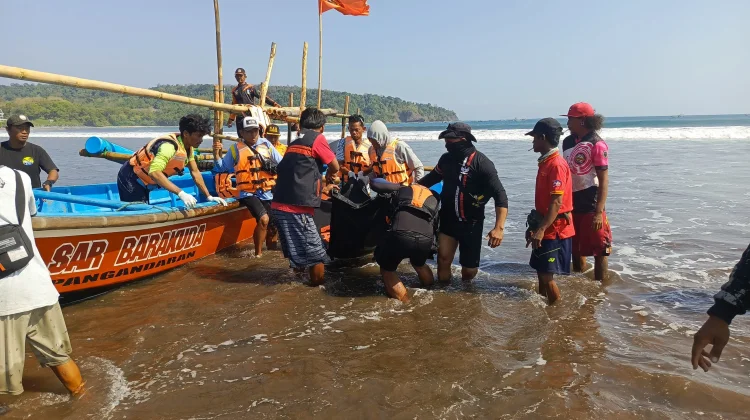 Operasi SAR Perahu Katir Karya Berkah Terbalik di Perairan Pangandaran Ditutup