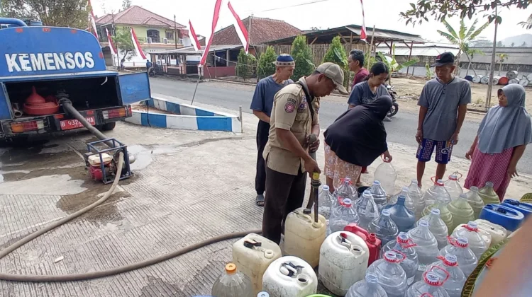 Krisis Air Meluas, Tagana Tasikmalaya Salurkan Air Bersih di Desa Tarunajaya