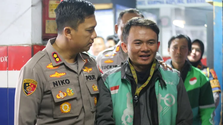Puluhan Ojol di Garut Antri Dapatkan Oli Gratis