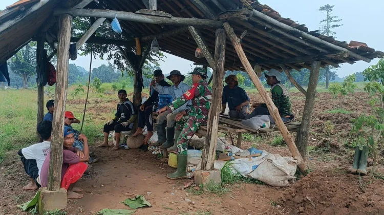 Kekhawatiran Petani Wanasari Soal Air, Disambut Babinsa di Pematang Sawah