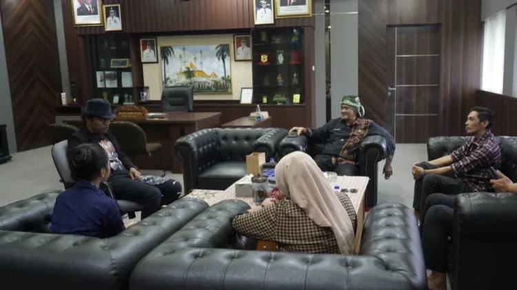Wawalikota Tasikmalaya Apresiasi Karya Vokalis Sunda “Darso KW” Eky Gandary
