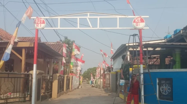 Semangat Warga Sukamulya Pagaden Gotong-royong Cat Gapura