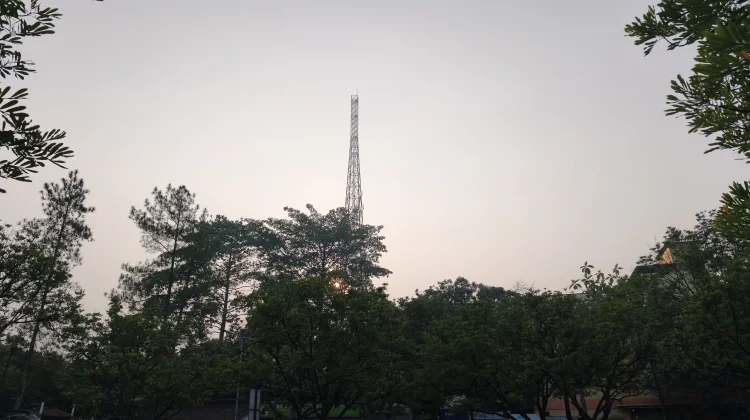 Cuaca Bandung Berawan dan Hujan Ringan Sore Hari