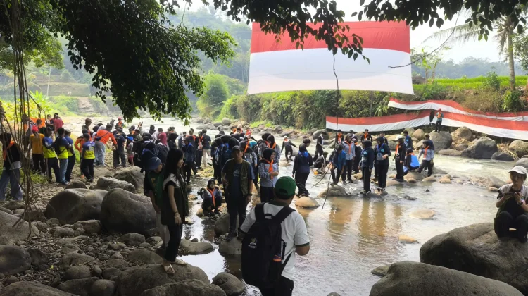 Komunitas Pecinta Alam Subang, Bentangkan Bendera Merah Putih Raksasa