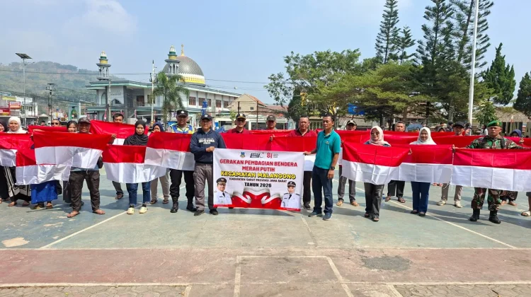 Polsek Malangbong Garut Bagikan Seribu Bendera Merah Putih
