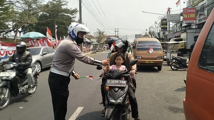 Satlantas Polres Tasikmalaya Bagikan Bendera Merah Putih kepada Pengguna Jalan