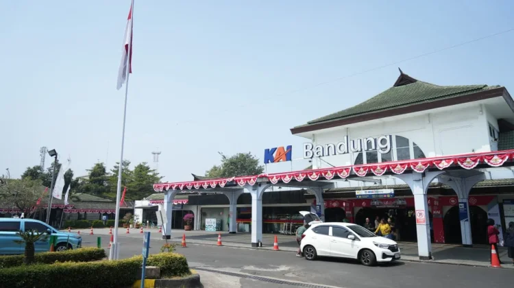 HUT-RI, Percantik Stasiun dan KA dengan Ornamen Kemerdekaan