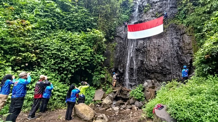 Tagana Tasikmalaya Kibarkan Bendera Merah Putih Raksasa di Curug Payung