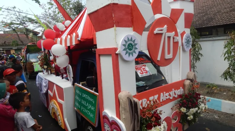 Upacara Khidmat, Karnaval Kendaraan Hias hingga Cek Kesehatan Gratis di Ciburuy