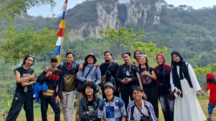 Momen Kemerdekaan, PFI Bandung Gaet Mahasiswa Abadikan Merah Putih di Tebing Hawu