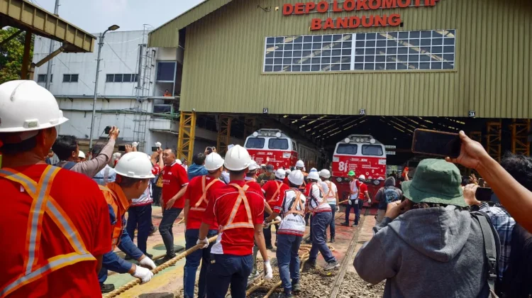 Lomba Tarik Lokomotif Kereta Meriahkan HUT-RI ke 81
