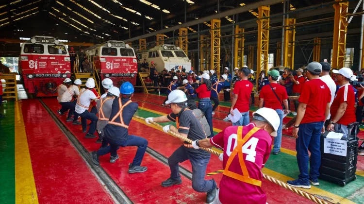 Lomba Tarik Lokomotif Kereta Meriahkan HUT-RI ke 81