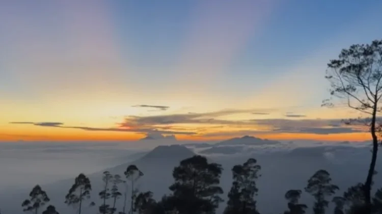 Pesona Sunrise Artapela Jadi Daya Tarik Pendaki
