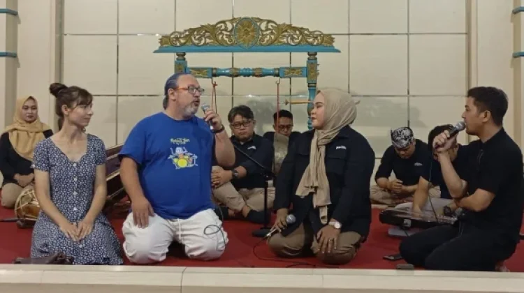 Tertarik Kakawihan Pro 4, Warga Jerman Kunjungi RRI Bandung