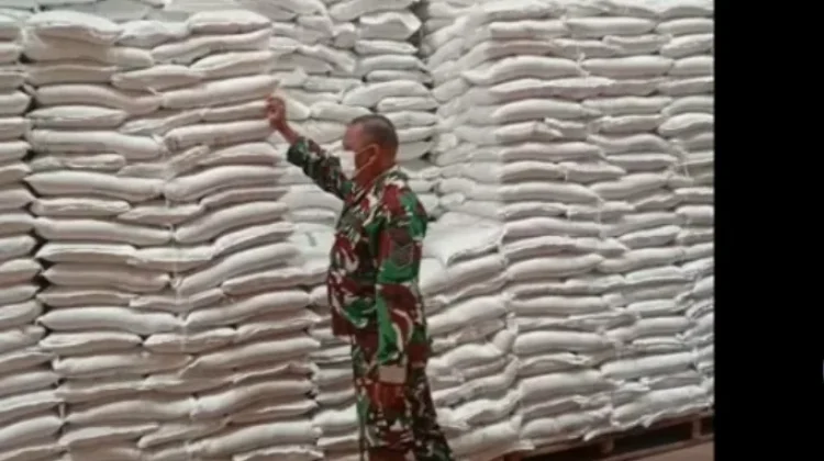 Cek Gudang Bulog, Babinsa Koramil Subang Pastikan Kualitas Beras Terjaga
