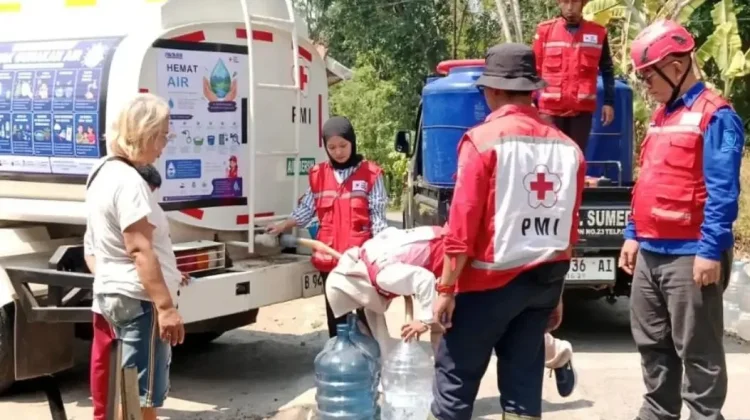 PMI Sumedang Salurkan Air Bersih ke Wilayah Rawan Kekeringan