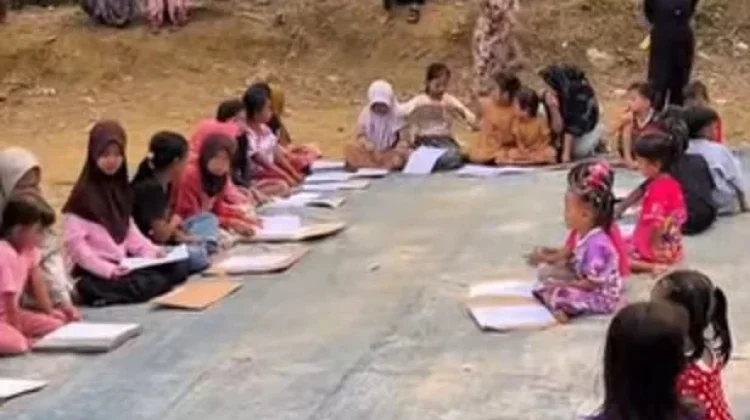 Ceria Mewarnai Aren, Bersama Anak-Anak Kampung Sabrang