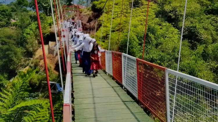 Pussenif AD Bangun Jembatan, Perlancar Aktivitas Warga di Dua Kampung Rancabali