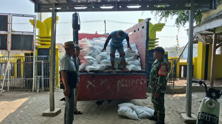 Pastikan Pembagian Bantuan Beras Tepat Sasaran, Babinsa Kawal Pendistribusian
