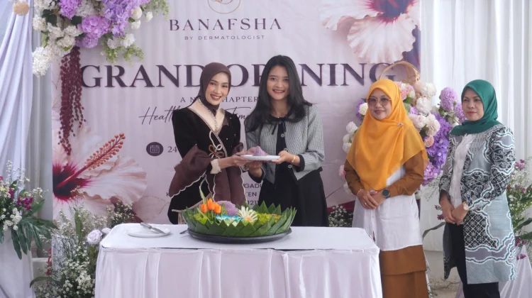 Ibu 3 Anak Buka Klinik Kulit, Ketua TP PKK Kabupaten Subang Ega Anjani Haru