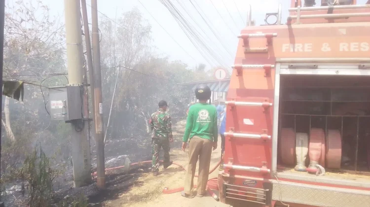 Warga, Pemdes dan Babinsa Pusakajaya Subang Berhasil Padamkan Kobaran Api