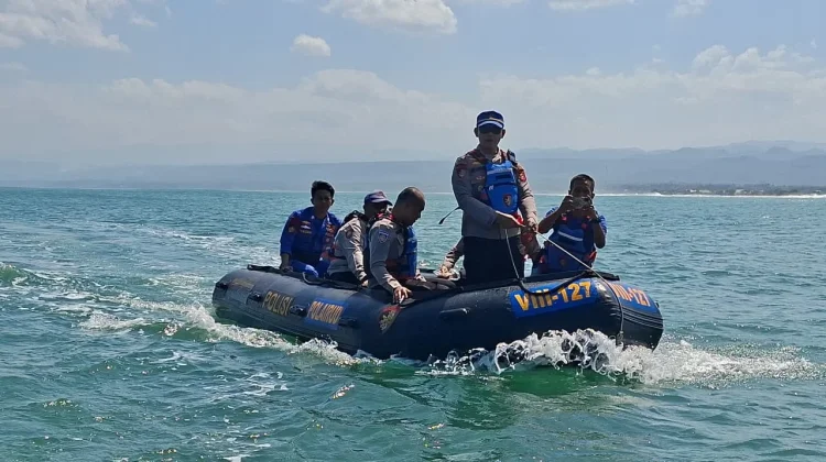 Tim SAR Gabungan Cari Tiga Wisatawan Terseret Ombak Pantai Karangpapak