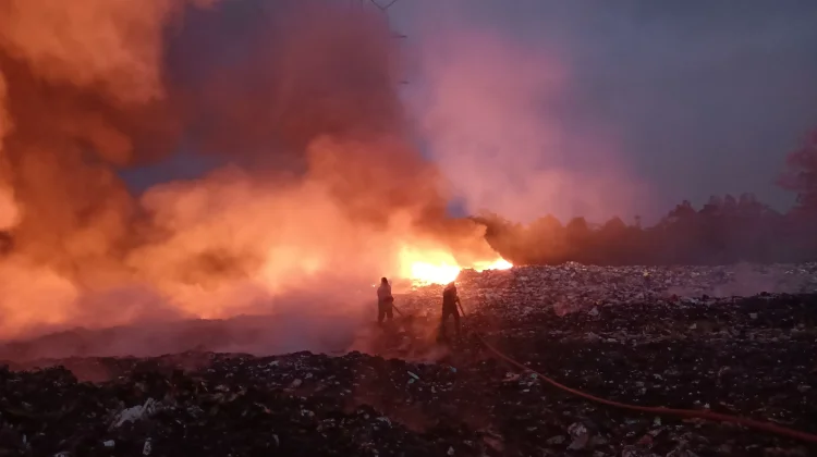 Tumpukan Sampah di TPA Cioray Tasikmalaya Terbakar