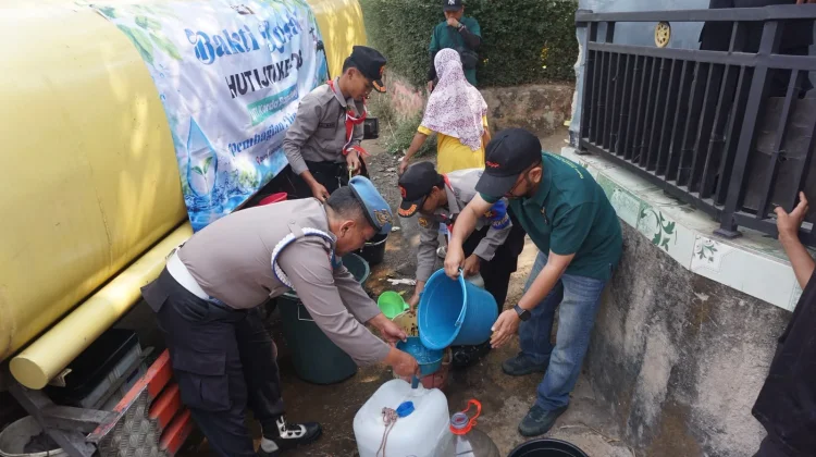 Wartawan Televisi Turun Langsung Bantu Warga yang Kekeringan di Kecamatan Ibun