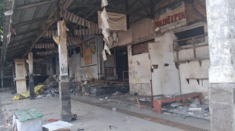 Pedagang Cicaheum Bongkar Lapak Sendiri, Kompensasi Digunakan Pindah Usaha