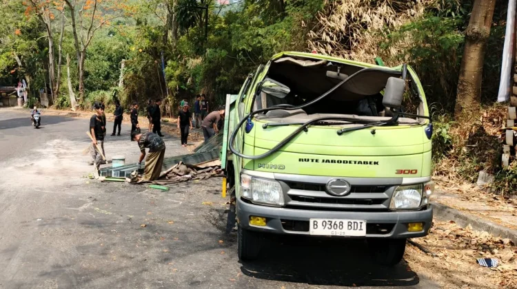 Salah Ikuti Aplikasi Maps, Truk Pengangkut Material Terguling di Dago