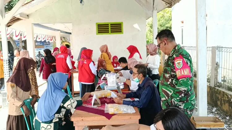 Koramil 0511/Pusakanagara Bantu Warga Traching TBC dan Cek Kesehatan Gratis