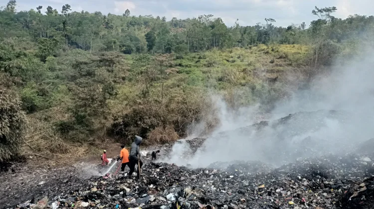 Kebakaran TPA Sampah Cioray Tasikmalaya Berhasil Dipadamkan