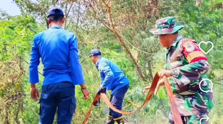 Gerak Cepat Babinsa Koramil Subang, Bersama Damkar Padamkan Kebakaran di Perum BSK