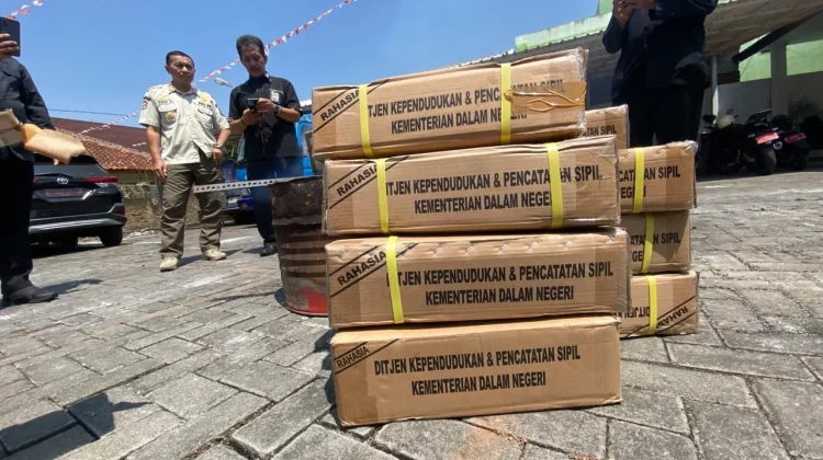 Pemkab Garut Musnahkan Belasan Ribu Keping KTP Elektronik
