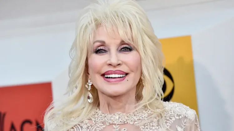 Dolly Parton Rela Jalani Pengobatan Eksperimental Demi Sesama