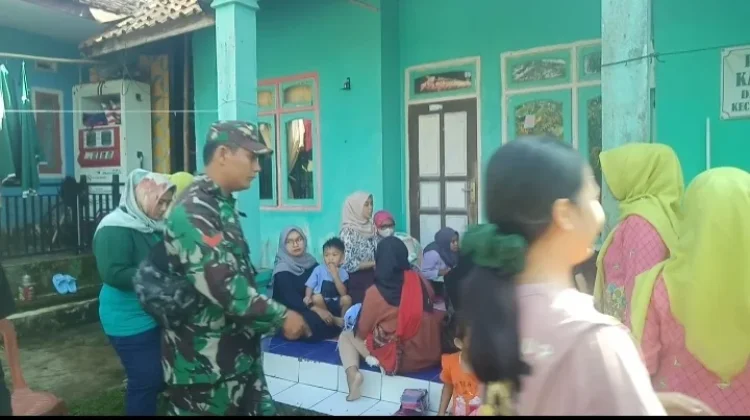 Kemanunggalan TNI-Rakyat, Babinsa Sagalaherang Temani Warga Cek Kesehatan