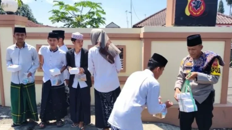 Jumat Berkah, Polsek Jalancagak, Hangatkan Pengguna Jalan