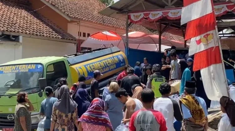 Atasi Kekeringan di Sukaraja, Polres Tasikmalaya Pasok Ribuan Liter Air Bersih