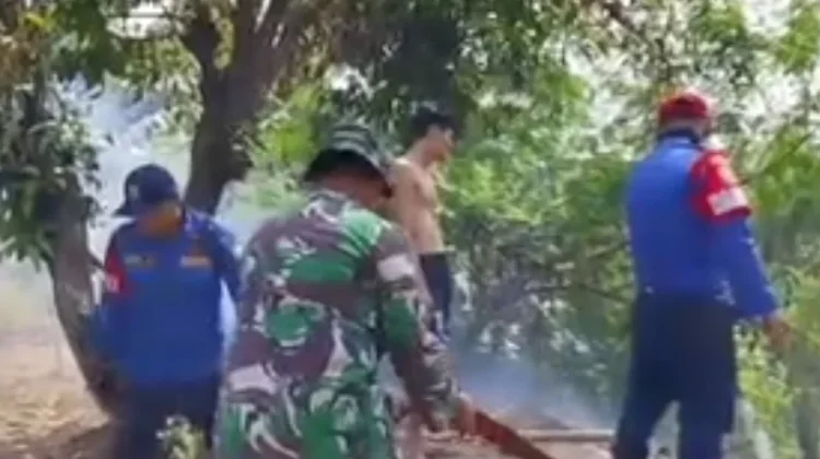 TNI, Damkar dan Warga Jibaku Padamkan Api, Dilahan Kebun Karet PTPN