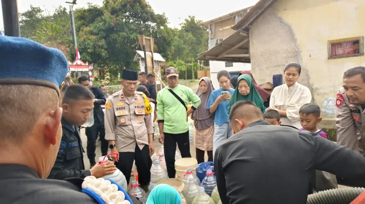 Tak Hanya Jaga Keamanan, Brimob dan Polsek Jalancagak,, Bagikan Air Bersih di Ciater