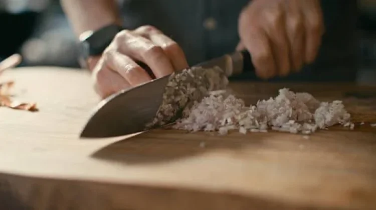 Kenapa Mata Perih saat Memotong Bawang? Ini Penjelasan Ilmiahnya