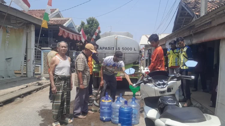 Kemarau Melanda, Warga Trungtum Patimban, Terima Bantuan Air Bersih Dari BPBD
