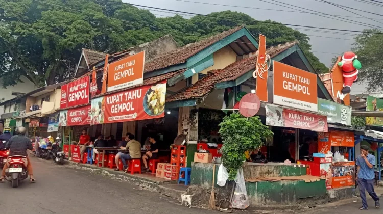Kupat Tahu Gempol, Salah Satu Jajanan Legendaris di Bandung