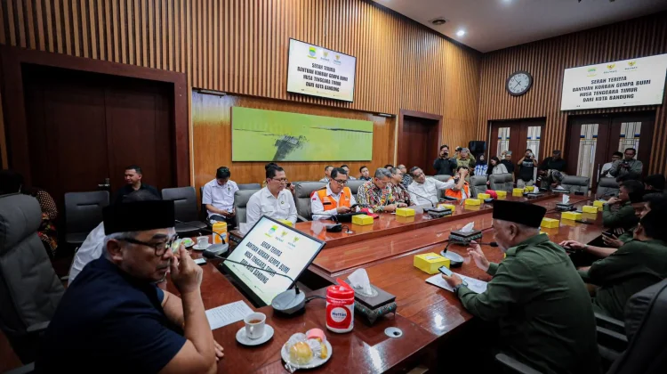 Pemkot Bandung Serahkan Bantuan 2 Miliar untuk Korban Gempa NTT