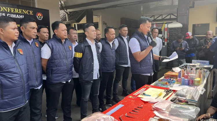 Bongkar Modus Kejahatan di Cimahi, Polisi Temukan Angkot hingga Senjata Tajam