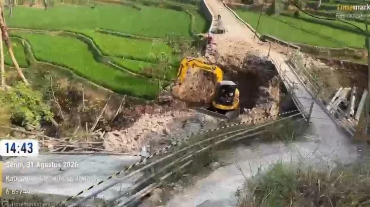 Jembatan Cibayawak Diperbaiki, Alat Berat Mulai Bongkar Jembatan Lama