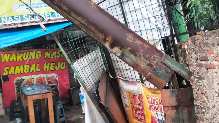 Hujan Dengan Angin Kencang Landa Bandung, Reklame Roboh hingga Pohon Tumbang