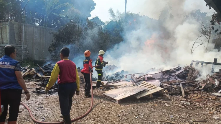 Api di Lahan Kosong Merembet, Gudang PT Trisula Cimahi Terbakar