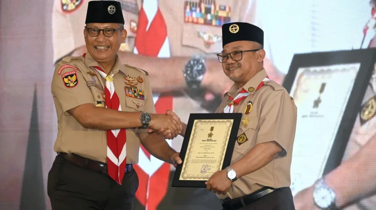 Mendikdasmen Terima Lencana Darma Bakti dari Gerakan Pramuka